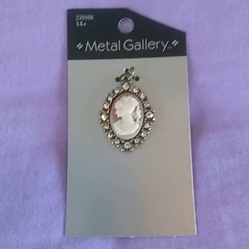 Womens Metal Gallery Cameo Charm